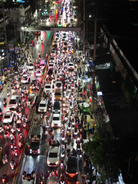 อัมพาตข้ามคืน ปิดท้ายสงกรานต์พระประแดง คลื่นมหาชนแห่สาดน้ำทะลัก ซัดรถติดสาหัสยันตีหนึ่ง ลามป่วนถึงเมืองกรุง