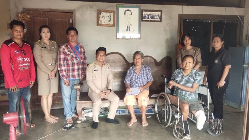 นายวสันต์ ชูเฉลิม นายก อบต.วังทอง ลงพื้นที่มอบเงินช่วยเหลือผู้ป่วย อัมพฤกษ์และผู้ป่วย ฟอกไต บรรเทาความเดือดร้อนประชาชน“