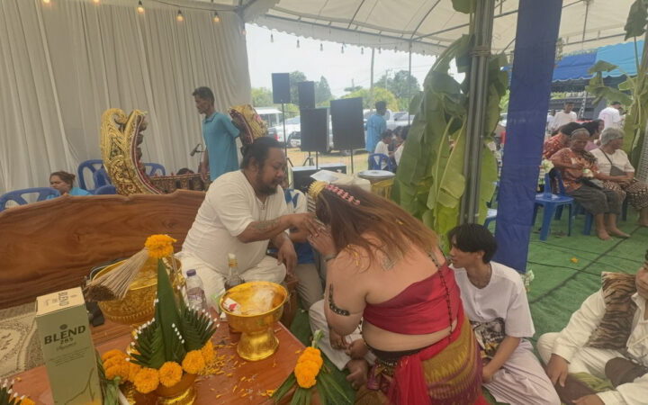 อ่างทอง ส่องตัวเลขน้ำตาเทียนในโอ่งงานพิธีไหว้ครูอาจารย์สรณ์ ท่ามกลางบรรยากาศอัศจรรย์ เข้มขลังด้วยมนต์และพลังเวทย์ มีลูกศิษย์ของขึ้นองค์ลงซึ่งเป็นความเชื่อส่วนบุคคล