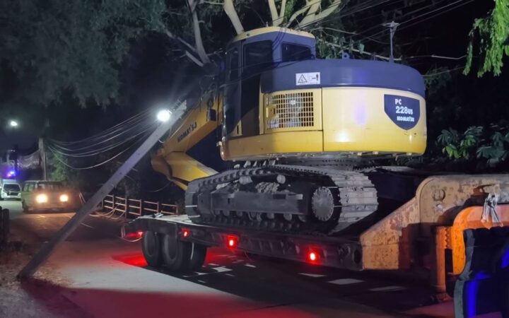 สัตหีบ รถบรรทุก 18 ล้อ บรรทุกแม็คโครเกี่ยวสายไฟ เสาไฟล้มกลางชุมชน