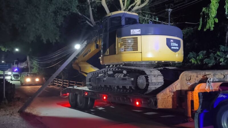 สัตหีบ รถบรรทุก 18 ล้อ บรรทุกแม็คโครเกี่ยวสายไฟ เสาไฟล้มกลางชุมชน