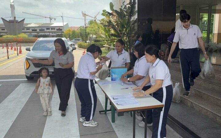 โรงเรียนมารีวิทย์น่ารัก ให้ของขวัญรับปิดเทอม แจกทุเรียนจากสวนให้นักเรียน-ผู้ปกครอง 