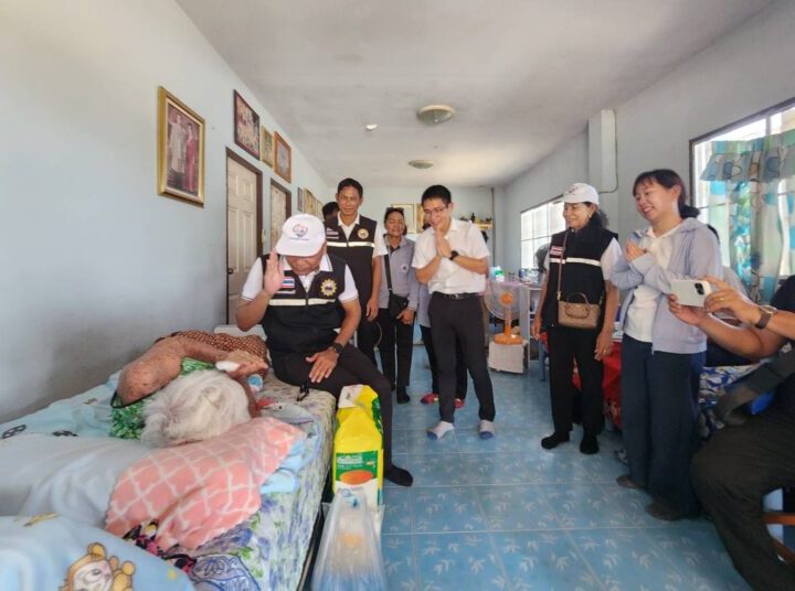 เทศบาลตำบลคลองตำหรุลงพื้นที่เยี่ยมให้กำลังใจประชาชนกลุ่มเปราะบางในชุมชน