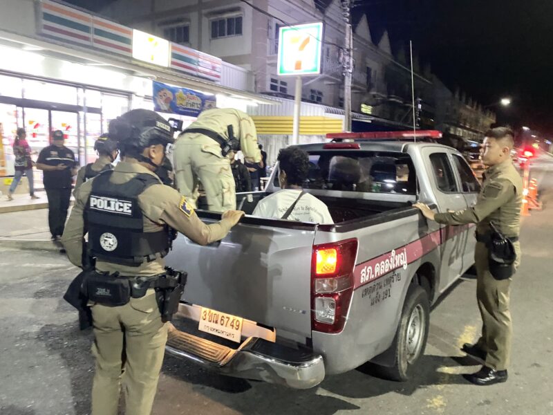 ข่าว อำเภอคลองใหญ่สนธิกำลัง “เอาจริง” กวาดล้างสิ่งผิดกฎหมายตามแนวชายแดน พบแรงงานต่างด้าวและยาเสพติด