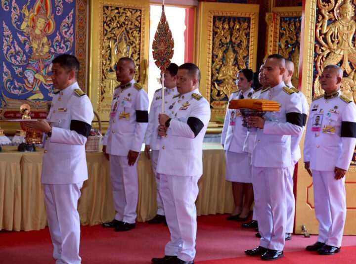 พระบาทสมเด็จพระเจ้าอยู่หัว ทรงพระกรุณาโปรดเกล้า ฯ ให้ นายเศรษฐพุฒิ สุทธิวาทนฤพุฒิ องคมนตรี เชิญสัญญาบัตร พัดยศ และผ้าไตร ถวาย แด่ พระราชวิชิรคณาทร