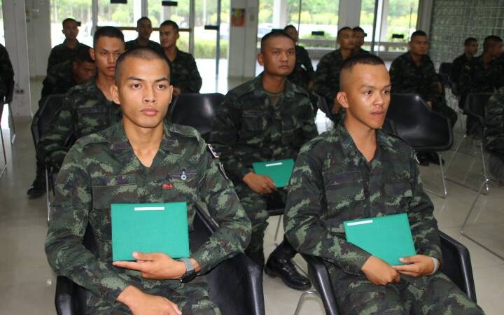 ร้อยเอ็ดจัดพิธีมอบใบประกาศนียบัตรแก่ทหารกองประจำการ ผู้สำเร็จการศึกษาหลักสูตรการศึกษานอกระบบ 49 นาย