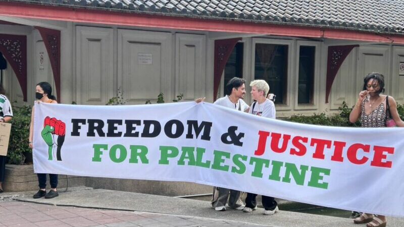 กลุ่ม “Watermelon Wednesdays BKK” รวมตัวจัด Silent Protest หน้าอุทยานเบญจสิริ แสดงจุดยืนเคียงข้างปาเลสไตน์