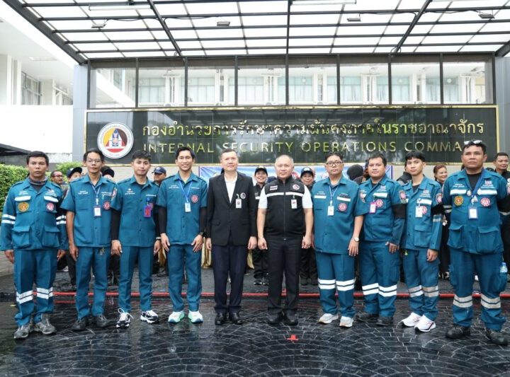 กองอำนวยการรักษาความมั่นคงภายในราชอาณาจักร จัดโครงการ “กอ.รมน. ปันน้ำใจ” จับมือ มูลนิธิป่อเต็กตึ๊ง มูลนิธิไทยอาสาป้องกันชาติ และภาคีเครือข่ายภาคประชาชน มอบสิ่งของอุปโภคบริโภค บรรเทาทุกข์ค่าครองชีพของประชาชน ณ บริเวณด้านหน้ากองอำนวยการรักษาความมั่นคงภายในราชอาณาจักร สวนรื่นฤดี เขตดุสิต กรุงเทพฯ