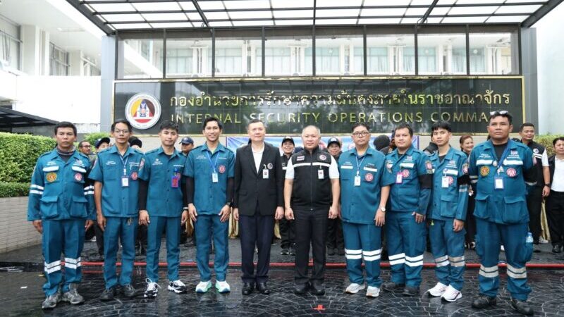 กองอำนวยการรักษาความมั่นคงภายในราชอาณาจักร จัดโครงการ “กอ.รมน. ปันน้ำใจ” จับมือ มูลนิธิป่อเต็กตึ๊ง มูลนิธิไทยอาสาป้องกันชาติ และภาคีเครือข่ายภาคประชาชน มอบสิ่งของอุปโภคบริโภค บรรเทาทุกข์ค่าครองชีพของประชาชน ณ บริเวณด้านหน้ากองอำนวยการรักษาความมั่นคงภายในราชอาณาจักร สวนรื่นฤดี เขตดุสิต กรุงเทพฯ