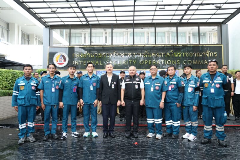 กองอำนวยการรักษาความมั่นคงภายในราชอาณาจักร จัดโครงการ “กอ.รมน. ปันน้ำใจ” จับมือ มูลนิธิป่อเต็กตึ๊ง มูลนิธิไทยอาสาป้องกันชาติ และภาคีเครือข่ายภาคประชาชน มอบสิ่งของอุปโภคบริโภค บรรเทาทุกข์ค่าครองชีพของประชาชน ณ บริเวณด้านหน้ากองอำนวยการรักษาความมั่นคงภายในราชอาณาจักร สวนรื่นฤดี เขตดุสิต กรุงเทพฯ