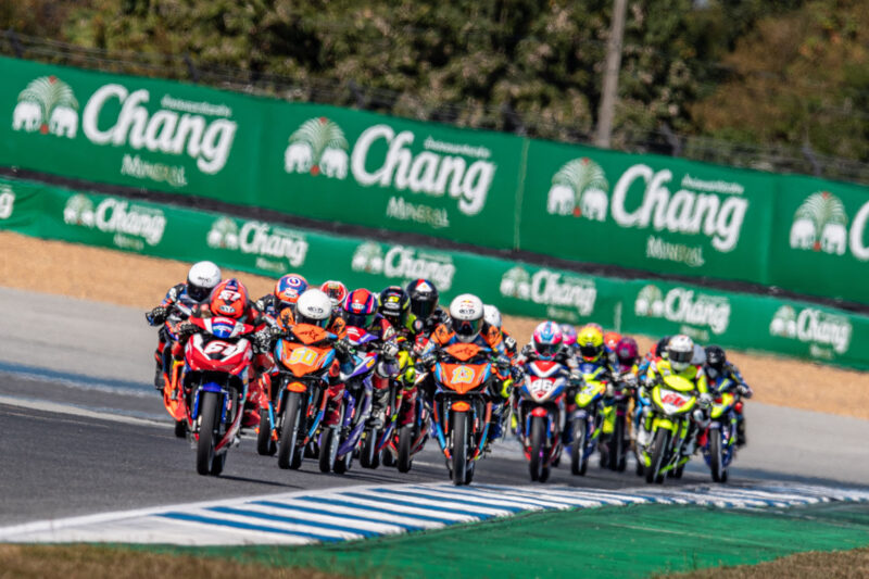 เจาะลึกศึก 𝗔𝘀𝗶𝗮 𝗥𝗼𝗮𝗱 𝗥𝗮𝗰𝗶𝗻𝗴 ทัพนักบิดไทยเตรียมปะทะดาวดังทวีป จัดเต็มความมันส์ไม่มีกั๊ก ครั้งแรกกับ “𝗣𝗶𝘁𝘄𝗮𝗹𝗸-รถแห่สุดโจ๊ะ”กระหึ่มแทร็ก