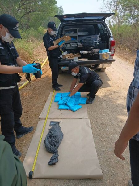 ปทุมธานี – ผงะชาวบ้านพบยาบ้าแสนเม็ด ทิ้งใต้ต้นไม้ซอยเปลี่ยวย่านคลองหลวง