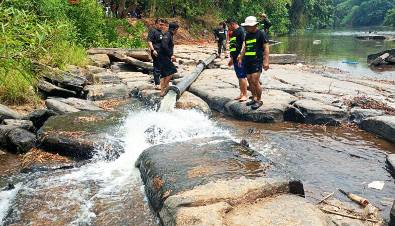 พิษณุโลก – อบจ.พิษณุโลก ส่งเจ้าหน้าที่ติดตั้งเครื่องสูบน้ำระยะไกลใช้ผลิตน้ำประปาหมู่บ้านให้ประชาชนใน ต.แก่งโสภา อ.วังทอง