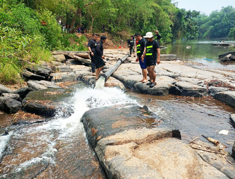 พิษณุโลก – อบจ.พิษณุโลก ส่งเจ้าหน้าที่ติดตั้งเครื่องสูบน้ำระยะไกลใช้ผลิตน้ำประปาหมู่บ้านให้ประชาชนใน ต.แก่งโสภา อ.วังทอง
