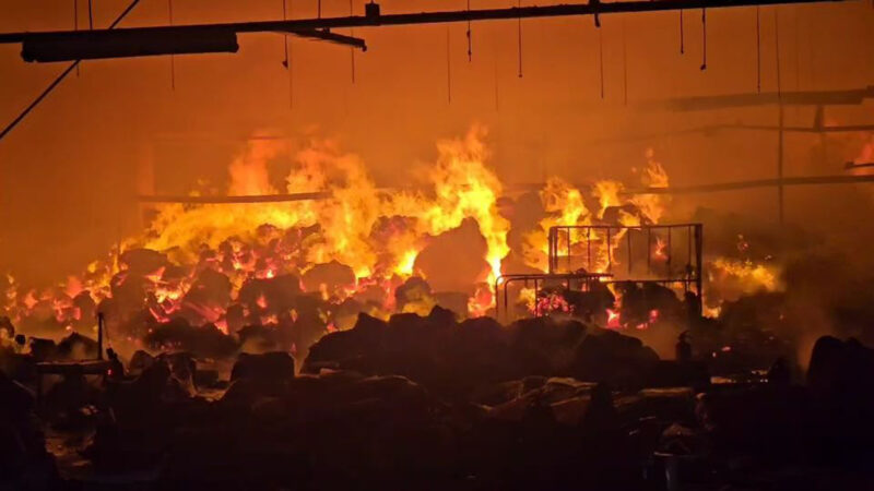 ระดมรถน้ำเกือบ 20 คันเกิดไฟไหม้โรงงานผ้าขนหนูโกดังสต๊อกผ้าวอนเสียหายทั้งหลังมูลค่าหลายสิบล้านในย่านพระสมุทรเจดีย์