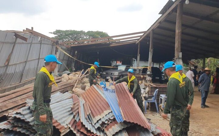 ลพบุรี – พายุฤดูร้อนพัดกระหน่ำ บ้านเรือนประชาชนได้รับความเสียหาย 3 อำเภอ 5 ตำบล 14 หมู่บ้าน