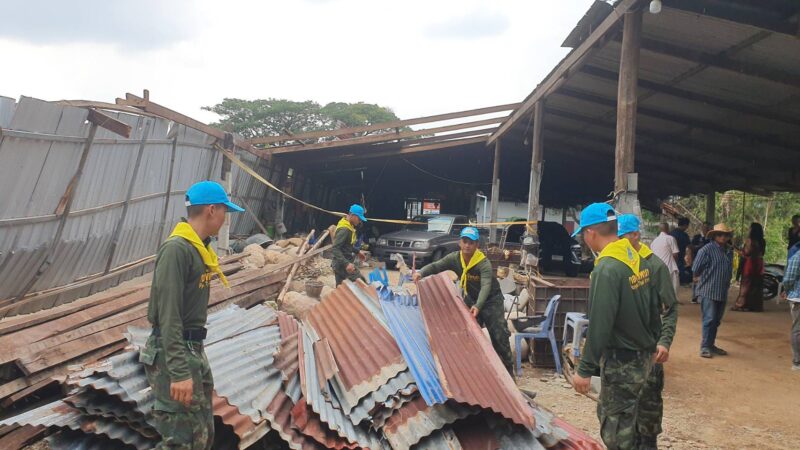 ลพบุรี – พายุฤดูร้อนพัดกระหน่ำ บ้านเรือนประชาชนได้รับความเสียหาย 3 อำเภอ 5 ตำบล 14 หมู่บ้าน