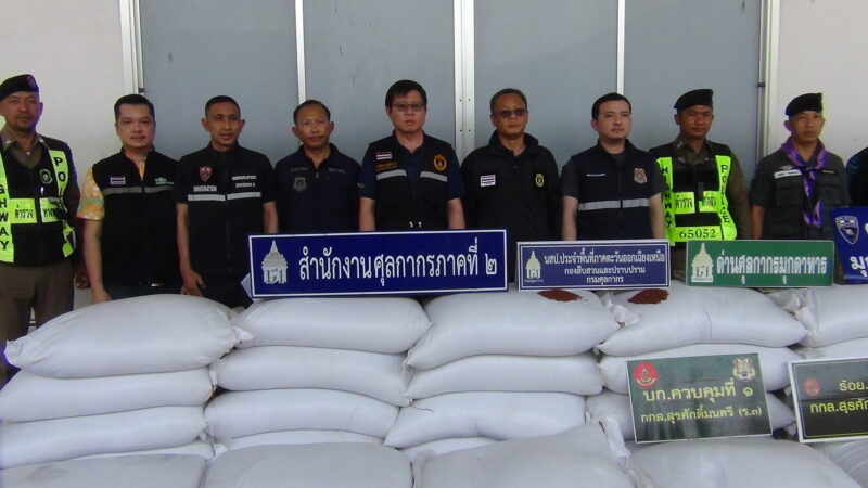 มุกดาหาร – ศุลกากรสนธิกำลังตรวจยึดสิบล้อขนข้าวหอมมะลิแดง 15 ตันมูลค่าเกือบล้าน