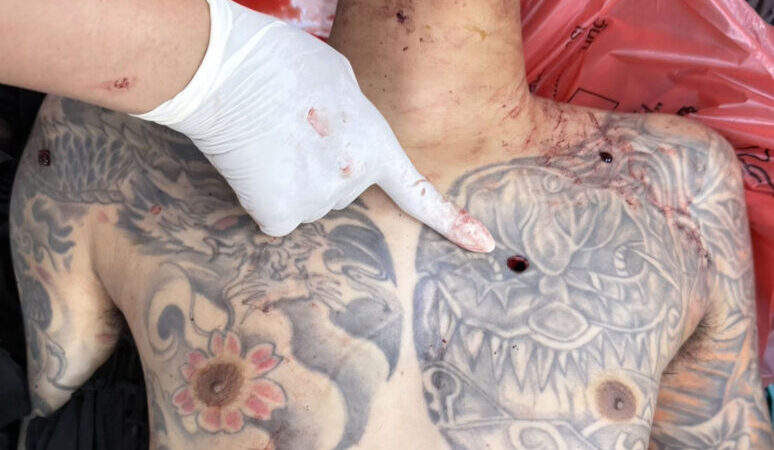 สงกรานต์พระประแดงเดือด 2 สามีภรรยา ถูกมือปืนตามมายิงขณะกำลังเข้าซอยกลับบ้าน บาดเจ็บสาหัสกู้ภัยแพทย์เร่งช่วยเหลือสุดท้ายสามีเสียชีวิตที่ รพ.