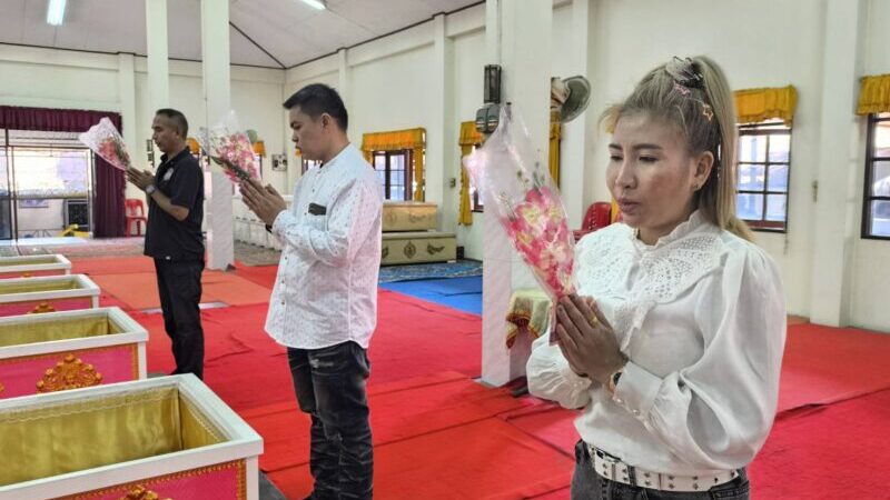 นครนายก – นักท่องเที่ยวเข้าพิธีนอนโลงศพแก้ปีชง เสริมดวงชะตาชีวิตวัดหลวงพ่อปากแดงจังหวัดนครนายก