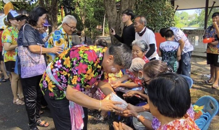 นครนายก – คณะกรรมการร่วมกับชาวบ้านจัดพิธีสรงน้ำพระวัดใหญ่ทักขิณาราม(วัดใหญ่ลาว)