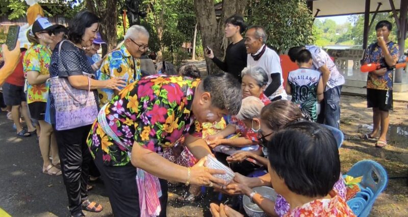 นครนายก – คณะกรรมการร่วมกับชาวบ้านจัดพิธีสรงน้ำพระวัดใหญ่ทักขิณาราม(วัดใหญ่ลาว)