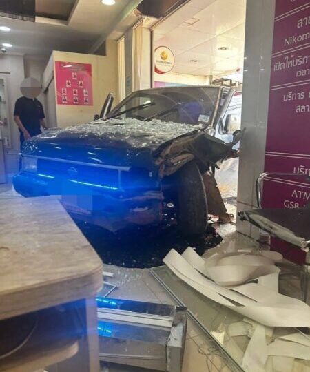 มุกดาหาร – ตาวัย 80 ขับรถพุ่งชนออมสินพร้อมรถ จยย เสียหาย และตำรวจบาดเจ็บ 3 นาย