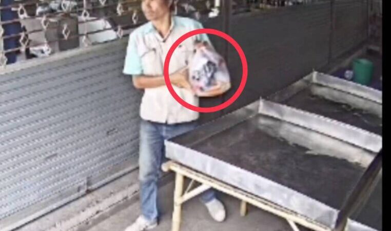 นครนายก – คลิปกล้องวงจรปิดจับภาพคนร้ายลักทรัพย์อาหารแปรรูป ที่เจ้าของร้านอาหารแปลรูป ได้จัดของตามที่ลูกค้าสั่งไว้ในราคา 420 บาท แต่มีชายแปลกหน้าเดินมาลักสินค้าแล้วหลบหนีไป