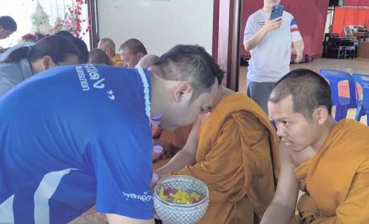 นครนายก – เจ้าหน้าที่โรงพยาบาลนครนายก ร่วมกับอสม.จังหวัดนครนายก จัดพิธีทำบุญเลี้ยงเพลพระ สรงน้ำพระและรดน้ำผู้สูงอายุเนื่องในเทศกาลสงกรานต์