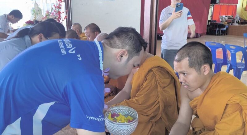 นครนายก – เจ้าหน้าที่โรงพยาบาลนครนายก ร่วมกับอสม.จังหวัดนครนายก จัดพิธีทำบุญเลี้ยงเพลพระ สรงน้ำพระและรดน้ำผู้สูงอายุเนื่องในเทศกาลสงกรานต์