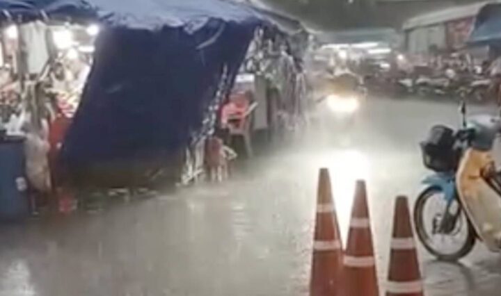 นครนายก – อากาศร้อนจัด หลายเดือนฝนไม่ตก วันนี้ฝนตกได้คลายร้อน ชาวบ้านดีใจออกมาเต้นต้อนรับฝนแรกของนครนายก