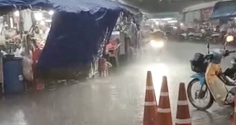 นครนายก – อากาศร้อนจัด หลายเดือนฝนไม่ตก วันนี้ฝนตกได้คลายร้อน ชาวบ้านดีใจออกมาเต้นต้อนรับฝนแรกของนครนายก