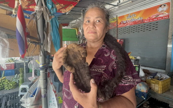 อ่างทอง – ฮือฮาหญิงวัย65ปีไว้ผมผีช่อหรือผมผีผูกถักยาวสวยงามกว่า1เมตรปลายผมเป็นรูปใบโพธิ์ เผยเคยตัดออกแล้วป่วยติดเตียง เมื่อหายดีแล้วไปบวชชีแล้วไว้ผมผีช่อมานานกว่า 10 ปี ใช้ชีวิตประจำวันเป็นปกติ สระผม 2 วันครั้ง