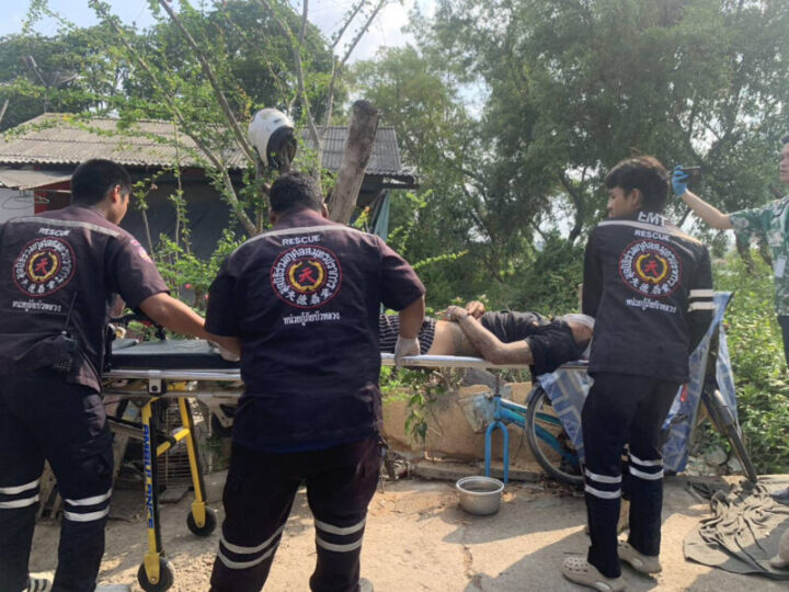 เพื่อนบ้านชักปืนส่องท้ายทอยหนุ่มส่งของ คาห้องน้ำขณะปลดทุกข์