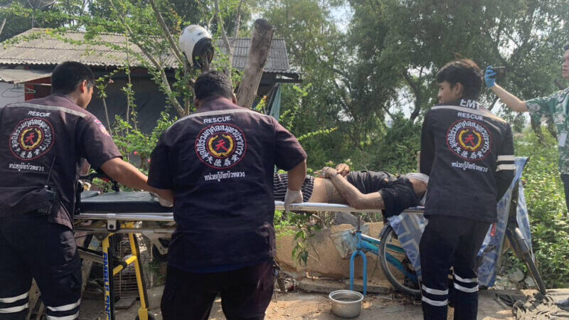 เพื่อนบ้านชักปืนส่องท้ายทอยหนุ่มส่งของ คาห้องน้ำขณะปลดทุกข์