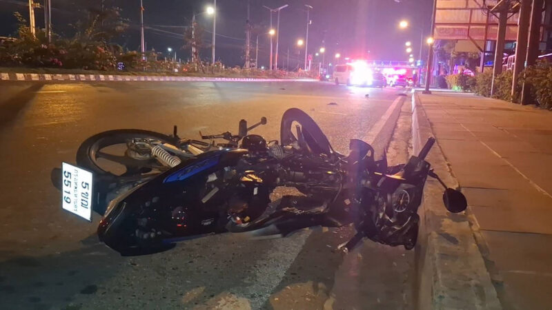 รถเก๋งชนประสานงานมอไซค์บริเวณจุดกลับรถ นักศึกษาฝึกงานวิทยาลัยดังดับคาที่