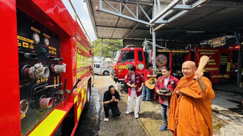 พระอาจารย์แดง อธิษฐานจิตน้ำในรถดับเพลิง–รถบรรทุกน้ำ เสริมสิริมงคลก่อนบริการประชาชน