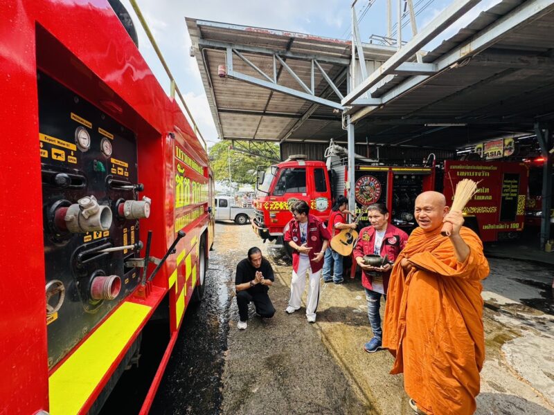 พระอาจารย์แดง อธิษฐานจิตน้ำในรถดับเพลิง–รถบรรทุกน้ำ เสริมสิริมงคลก่อนบริการประชาชน