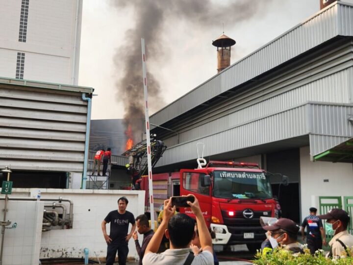 ระทึก! ไฟไหม้โรงงาน ในนิคมอุตสาหกรรมโรจนะ ได้ยินเสียงสัญญาณเตือนก่อนระเบิด เร่งระดมกำลังคุมเพลิง