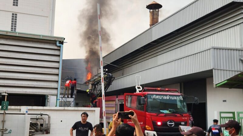 ระทึก! ไฟไหม้โรงงาน ในนิคมอุตสาหกรรมโรจนะ ได้ยินเสียงสัญญาณเตือนก่อนระเบิด เร่งระดมกำลังคุมเพลิง