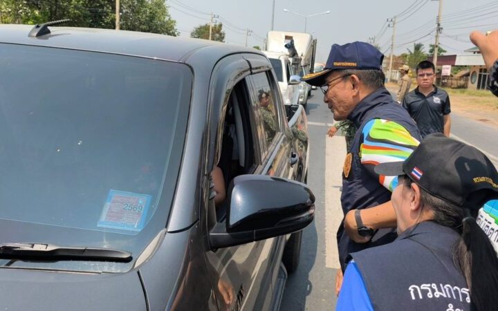 โคราช – ดีเดย์เปิดศูนย์ป้องกันอุบัติเหตุสงกรานต์ สร้างความปลอดภัยทางถนนพร้อมแจกน้ำดื่มให้กับประชาชนผู้เดินทาง