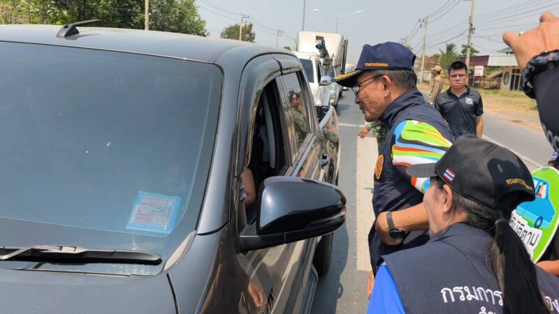 โคราช – ดีเดย์เปิดศูนย์ป้องกันอุบัติเหตุสงกรานต์ สร้างความปลอดภัยทางถนนพร้อมแจกน้ำดื่มให้กับประชาชนผู้เดินทาง