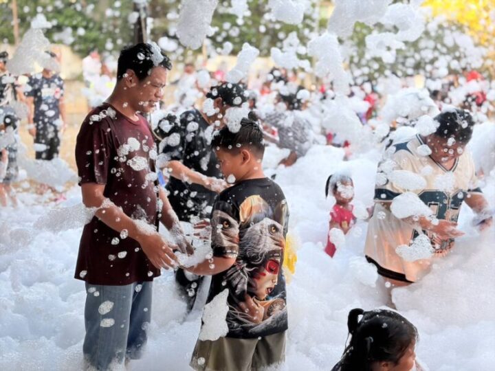 อ่างทอง – ถนนข้าวดีดวัดท้ายย่าน สุดคึกคัก! นายกสา โรจน์ทุ่มงบส่วนตัว จัดเต็มความสุขรับสงกรานต์