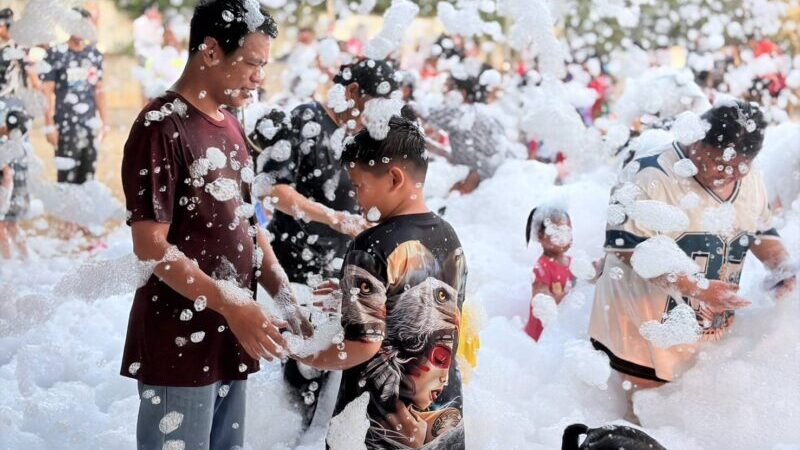 อ่างทอง – ถนนข้าวดีดวัดท้ายย่าน สุดคึกคัก! นายกสา โรจน์ทุ่มงบส่วนตัว จัดเต็มความสุขรับสงกรานต์