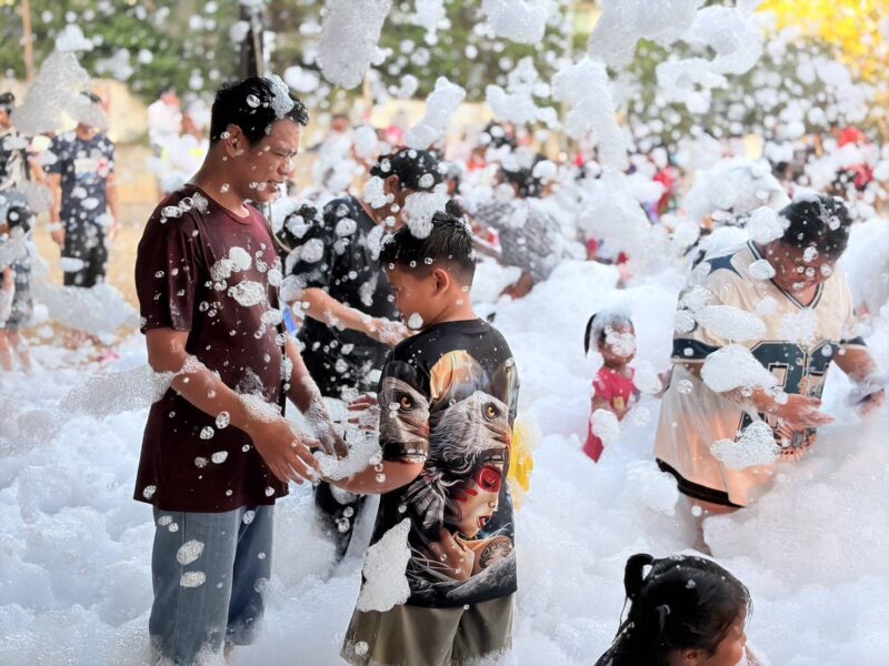 อ่างทอง – ถนนข้าวดีดวัดท้ายย่าน สุดคึกคัก! นายกสา โรจน์ทุ่มงบส่วนตัว จัดเต็มความสุขรับสงกรานต์