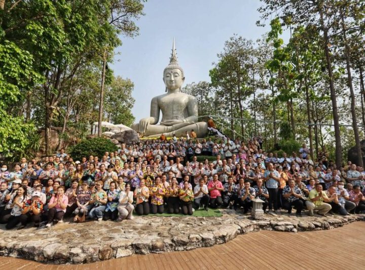 ผบ.กรม ทพ.21 ร่วมกิจกรรมสรงน้ำพระ รด น้ำขอพร เสริมสิริมงคล สืบสานประเพณีไทย