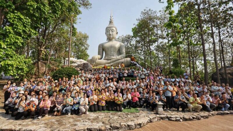 ผบ.กรม ทพ.21 ร่วมกิจกรรมสรงน้ำพระ รด น้ำขอพร เสริมสิริมงคล สืบสานประเพณีไทย