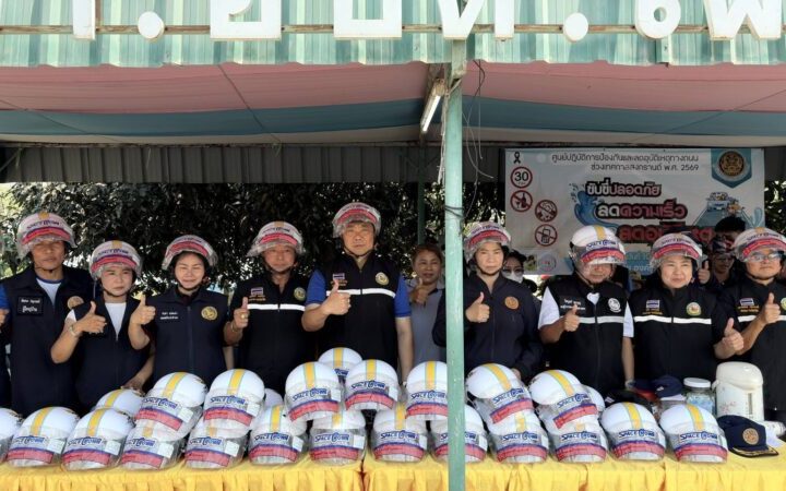 อ่างทอง – คนหัวแข็ง รองผู้ว่าฯ ผนึกกำลัง นายอำเภอวิเศษฯ และ นายก อบต.ไผ่จำศีล ลงพื้นที่แจกหมวกกันน็อคบริเวณแยกประปา รณรงค์ขับขี่ปลอดภัย 100%