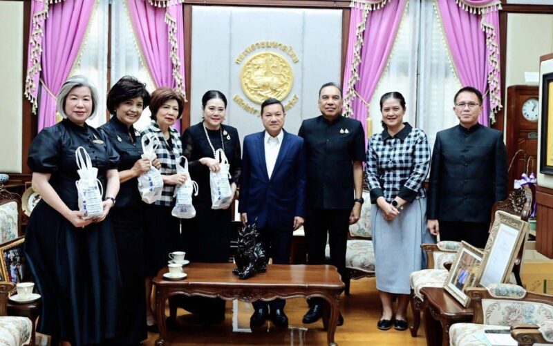 ปลัดมหาดไทยหารือร่วมสภาสมาคมสตรีแห่งชาติ ในพระบรมราชินูปถัมภ์ เตรียมนำเสนอสุดยอดผลิตภัณฑ์สตรีไทย OTOP Premium ในงาน วันสตรีไทย 2569 หนุนเสริมการกระตุ้นเศรษฐกิจฐานราก สร้างคุณค่าสตรีไทยสู่สากล