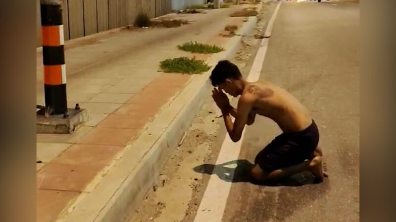 โดนตัวไหน !! หนุ่มพม่า หลอนยายืนไหว้เทวดากลางถนน หวิดถูกรถทับ